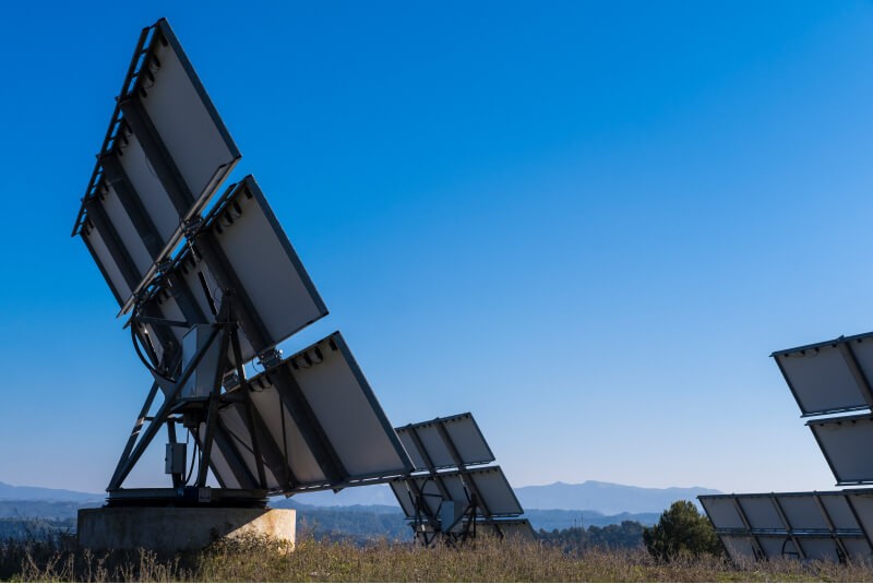 Large scale photovoltaic power generation using a single axis solar tracking system